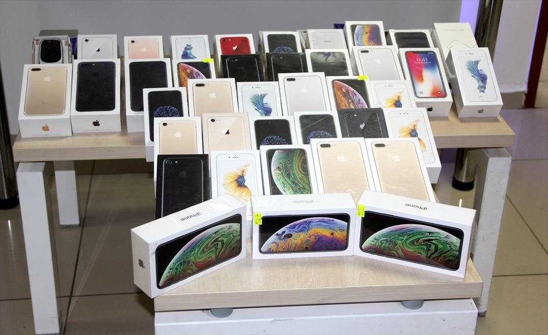 Duvarı delip 500 bin lira değerinde cep telefonu &ccedil;aldılar 