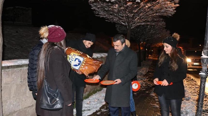 Sokak hayvanlarına yem bıraktılar