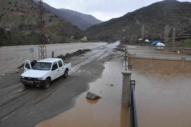 Bitlis'te selden dolayı 40 köy ve 45 mezrada ulaşım sağlanamıyor