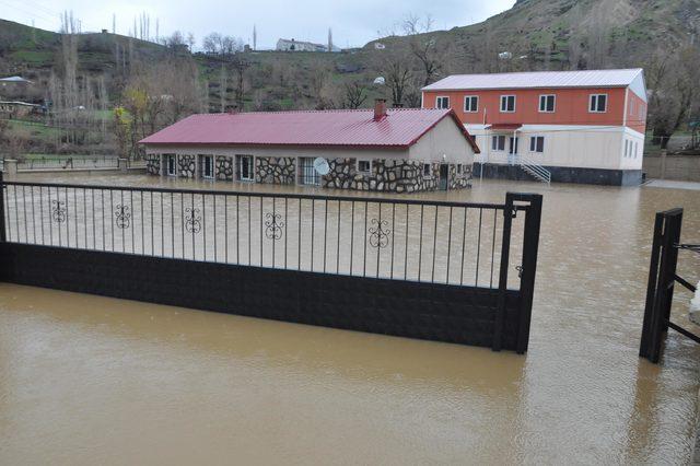 Bitlis'te selden dolayı 40 köy ve 45 mezrada ulaşım sağlanamıyor