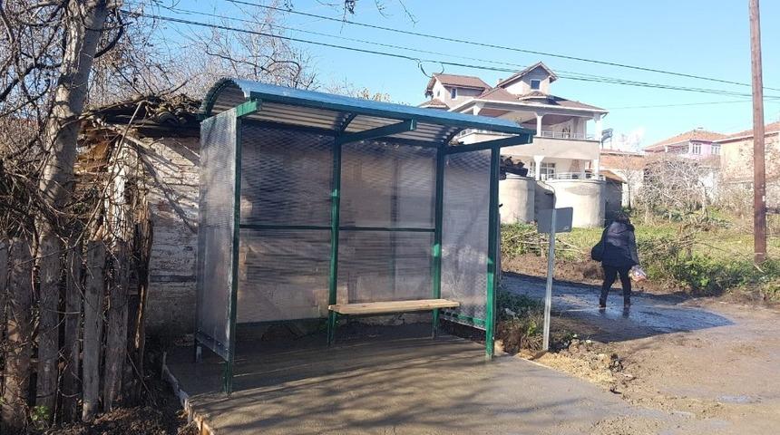 &Ouml;ğrenciler soğukta kalmasın diye durak yapıldı