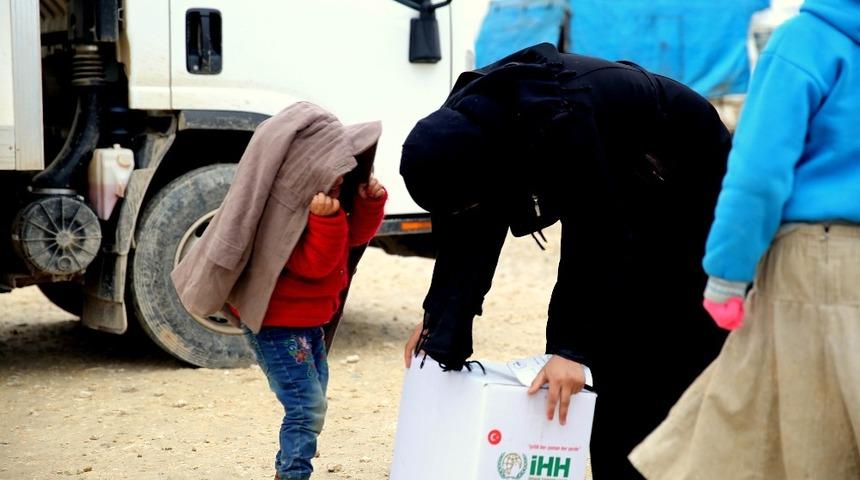 &Ccedil;adırlarda yaşayan Suriyeli 600 aileye gıda yardımı