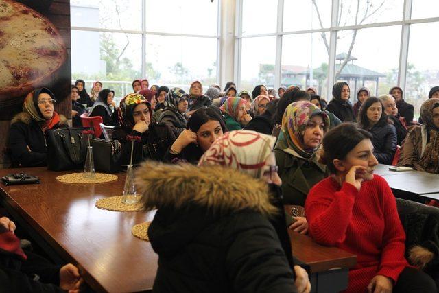 Başiskele’de “Kadın Sağlığı, Erken Tanı ve Tedavi” semineri gerçekleştirildi