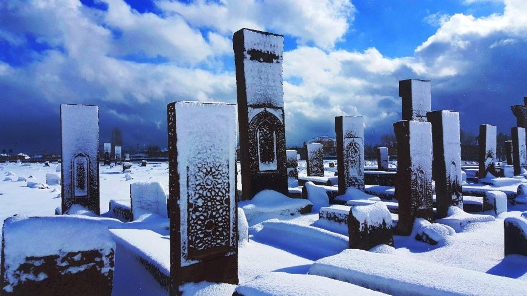 Tarihi Sel&ccedil;uklu Mezarlığı beyaz gelinliğini giydi