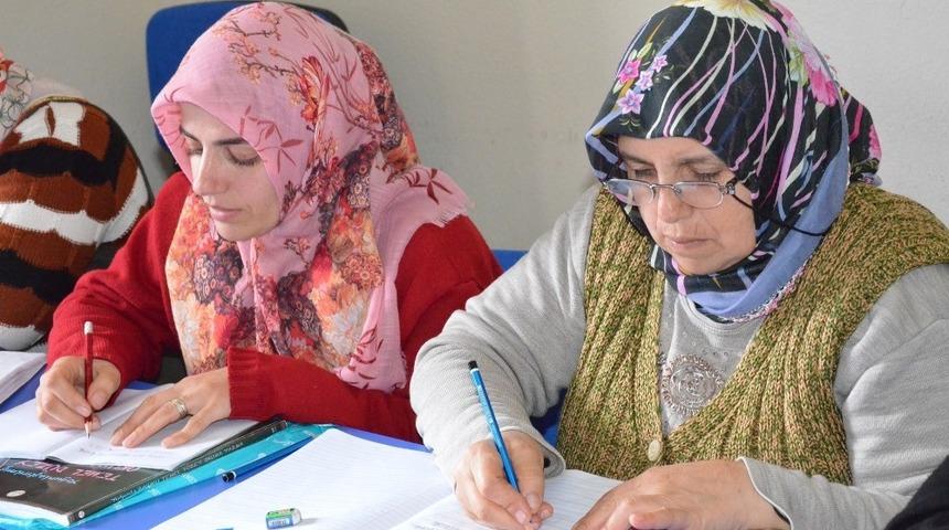 Yunusemre ile okuma yazma &ouml;ğreniyorlar
