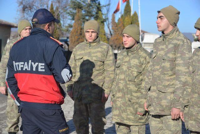 Bozüyük Belediyesi İtfaiyesi’nden askerlere yangın eğitimi