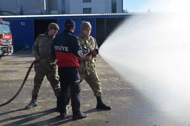 Bozüyük Belediyesi İtfaiyesi’nden askerlere yangın eğitimi