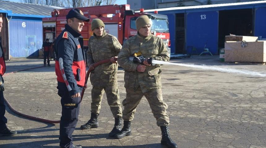 Boz&uuml;y&uuml;k Belediyesi İtfaiyesi&rsquo;nden askerlere yangın eğitimi