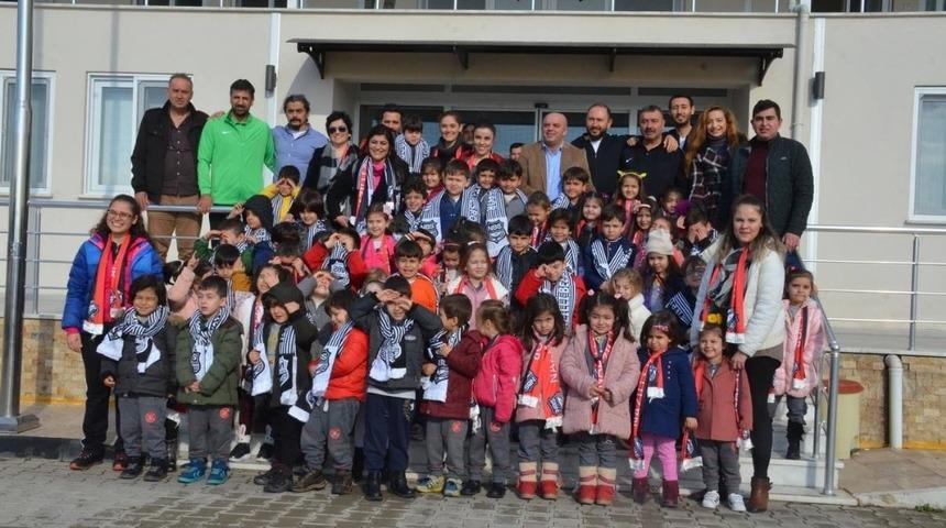 Minik &ouml;ğrencilerden Nazilli Belediyespor&rsquo;a ziyaret