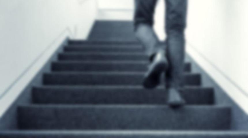 Asansör bozulunca merdivenlerden çıktı! Sonrası korkunç