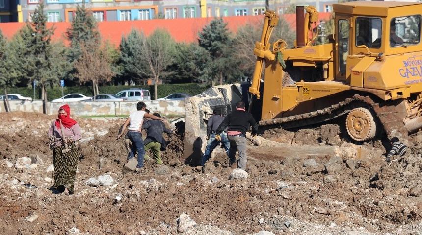 Millet parkı i&ccedil;in yıkılan şehir stadı hurdacıların umudu oldu