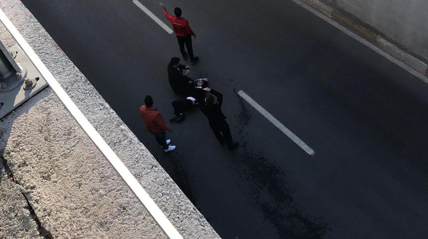 K&ouml;pr&uuml;l&uuml; kavşaktan yola d&uuml;şen ortaokul &ouml;ğrencisi Zerda, yaralandı