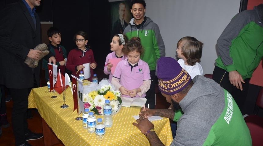 Basketbolcular &ccedil;ocuklarla buluştu