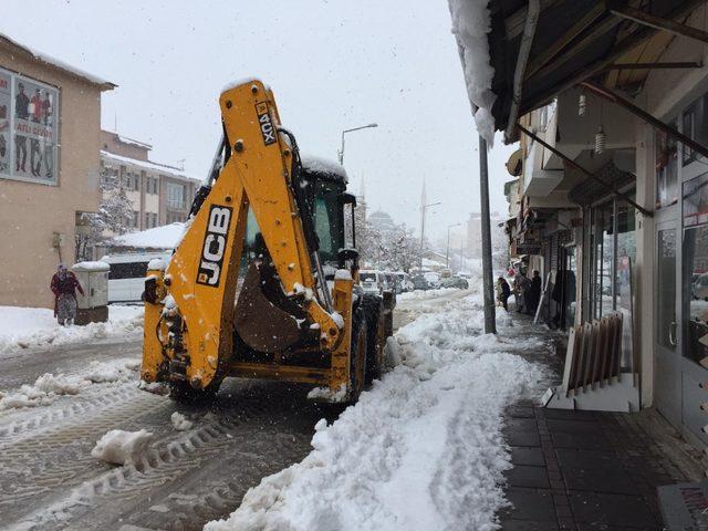 Kar, Karlıova ve Adaklı’da 12 köy yolunu kapattı