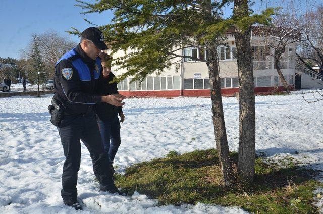 Polis ve öğrenciler, sokak hayvanları için doğaya yem bıraktı