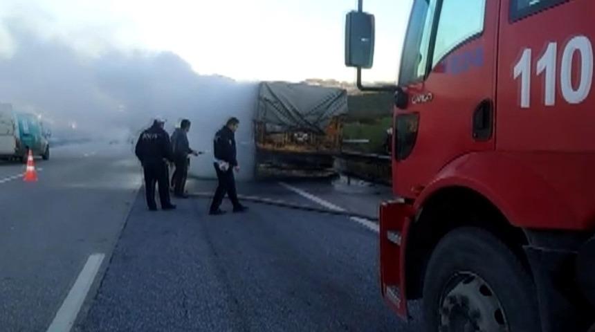 Lastiği patlayan tırın dorsesi yandı