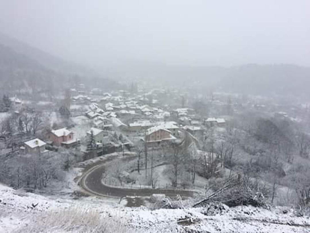 İzmirli'lerin kar şaşkınlığı! T&uuml;m şehir beyaza b&uuml;r&uuml;nd&uuml;