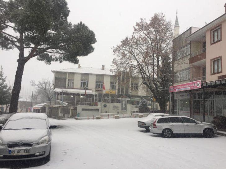 İzmirli'lerin kar şaşkınlığı! Tüm şehir beyaza büründü G5