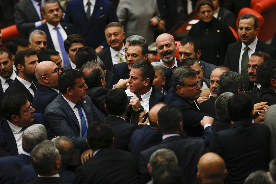 Meclis'te gerginlik! AK Parti ve CHP milletvekilleri arasında sert tartışma