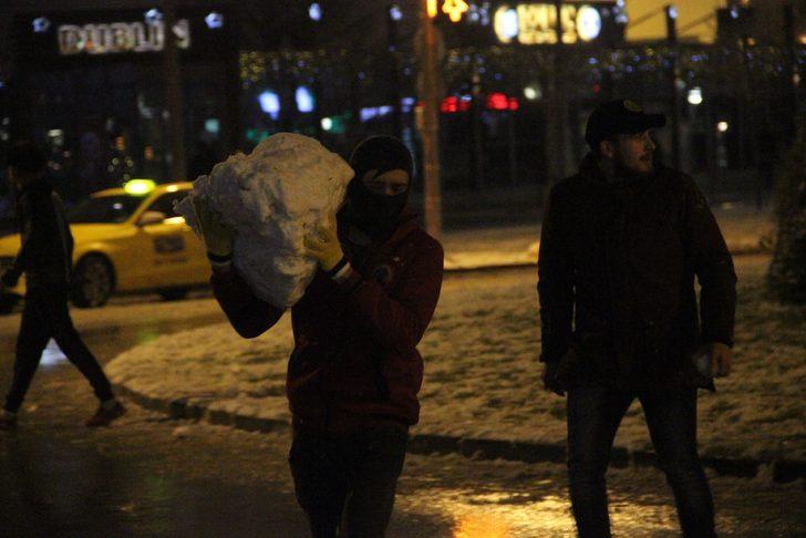 Kent beyaza büründü! Sokağa döküldüler G1