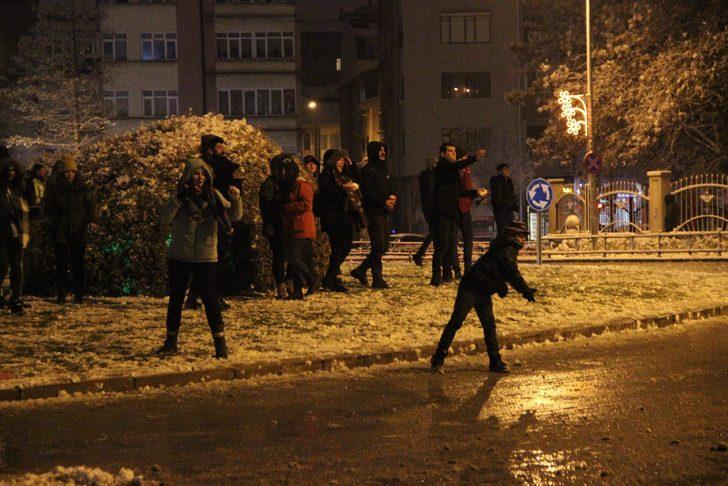 Kent beyaza büründü! Sokağa döküldüler G3