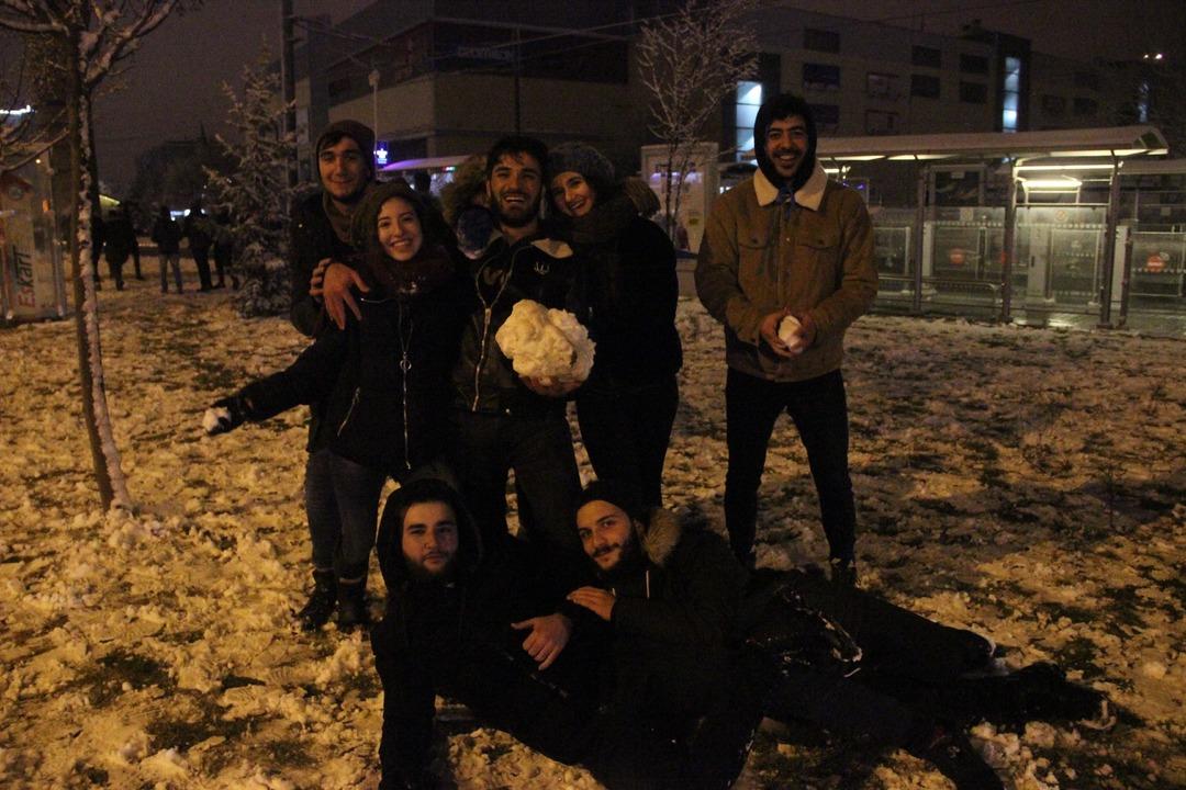 Kent beyaza b&uuml;r&uuml;nd&uuml;! Sokağa d&ouml;k&uuml;ld&uuml;ler