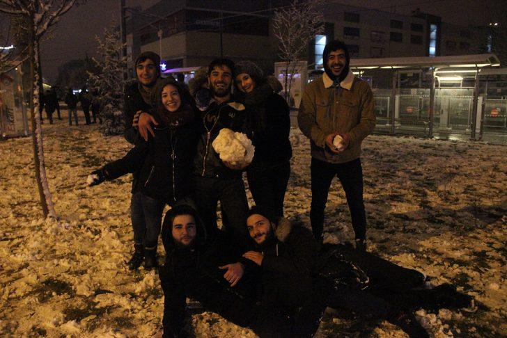 Kent beyaza büründü! Sokağa döküldüler G4