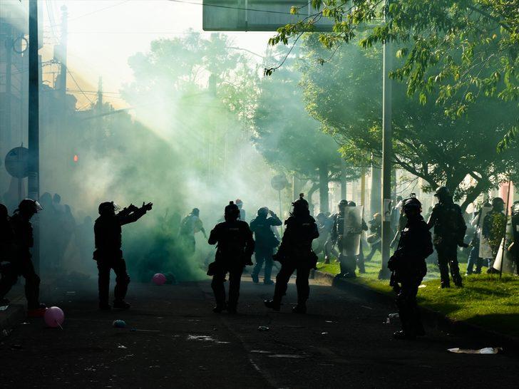 Kolombiya'da binlerce öğrenci sokağa çıktı G1