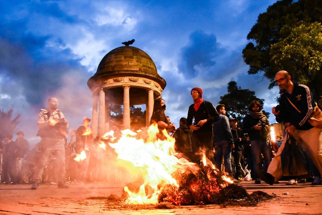 Kolombiya'da binlerce &ouml;ğrenci sokağa &ccedil;ıktı