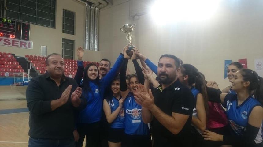 Kayseri OSB Teknik Koleji Atletikspor şampiyon oldu