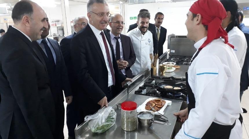 Rekt&ouml;r Akın Levent&rsquo;den aş&ccedil;ılık mutfak at&ouml;lyesine ziyaret