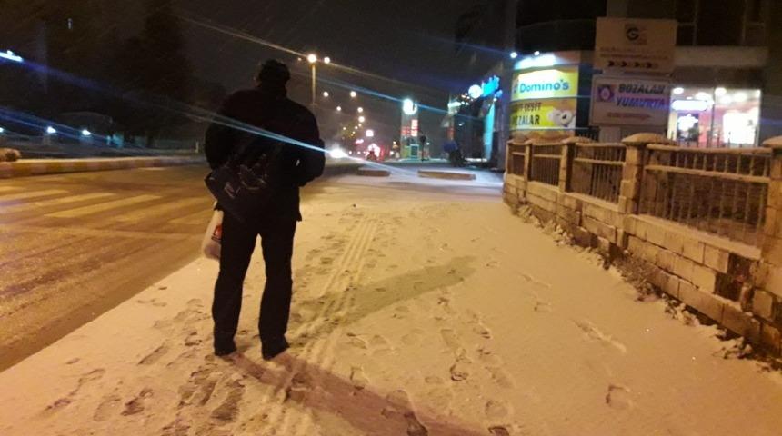 Boz&uuml;y&uuml;k&rsquo;te kar yağışı etkili oldu