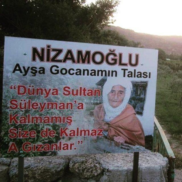 Tarlasının girişine öyle bir tabela diktirdi ki; gören okumadan geçemiyor