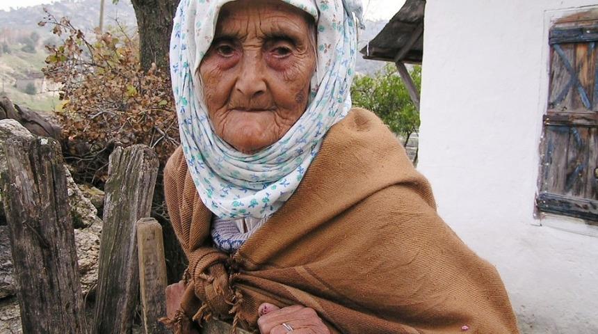 Tarlasının girişine &ouml;yle bir tabela diktirdi ki; g&ouml;ren okumadan ge&ccedil;emiyor