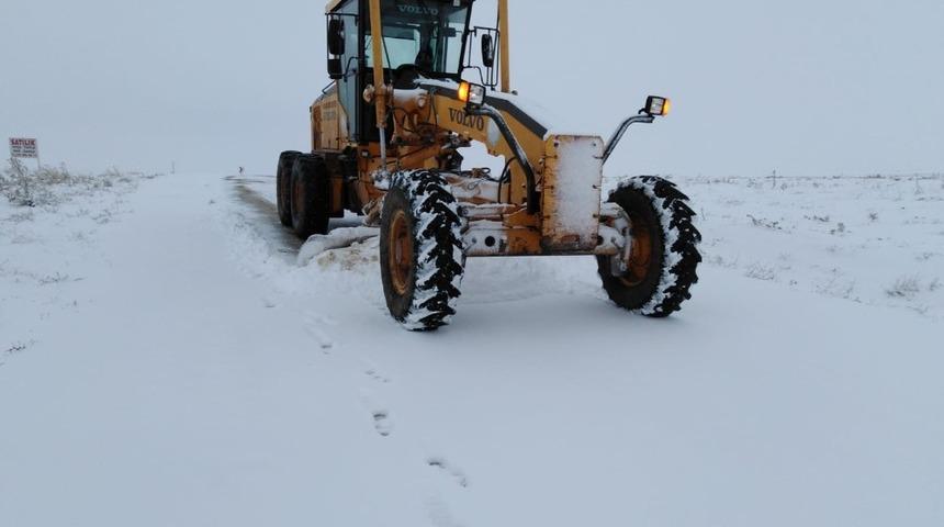 G&ouml;lbaşı&rsquo;nda 24 saat karla m&uuml;cadele ediliyor