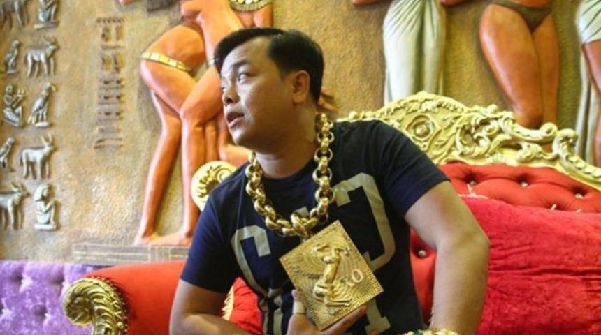 Sokağa &ccedil;ıkarken 13 kilo altın takıyor, 5 korumayla dolaşıyor