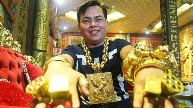 tran-ngoc-phuc-memakai-perhiasan-dengan-total-beratnya-mencapai-13-kilogram