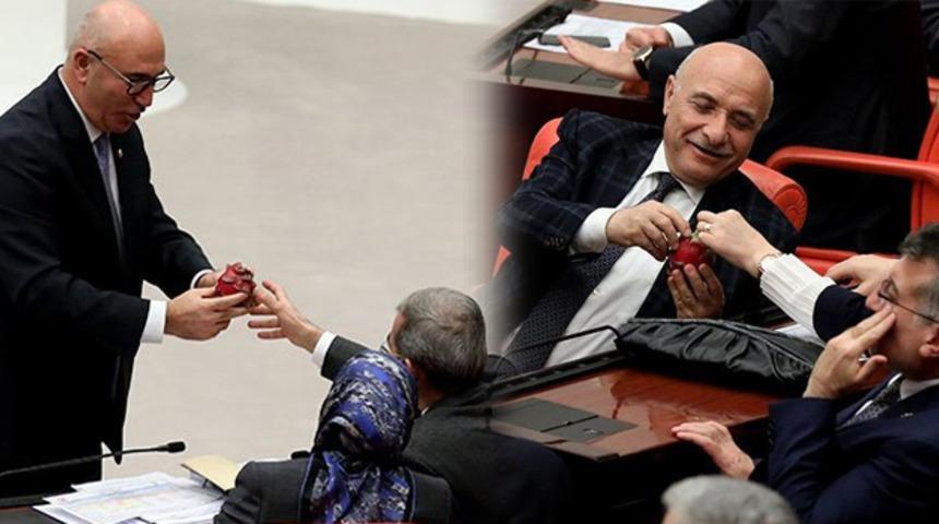 Meclis'te ilginç anlar! Tek tek incelediler