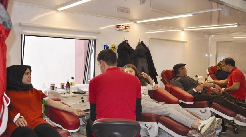 Sungurlu&rsquo;da 238 &uuml;nite kan toplandı