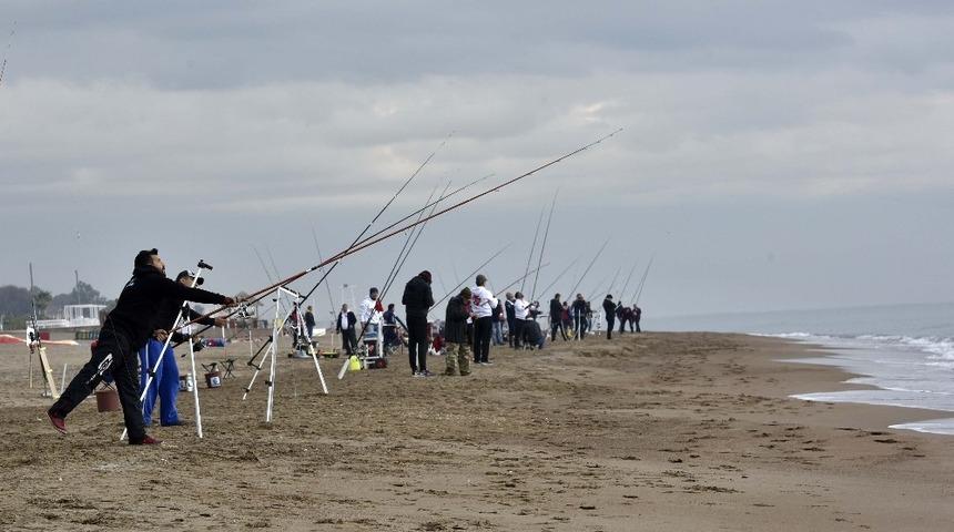 5 &uuml;lkeden 100 sporcu Lara sahilinden Akdeniz&rsquo;e olta sallayacak.