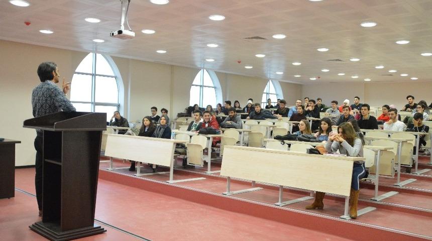 Gazeteci Kazım Bolat, &uuml;niversite &ouml;ğrencileri ile bir araya geldi