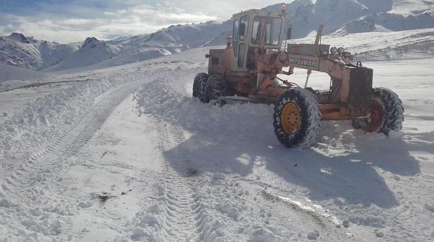 Saray Belediyesinden karla m&uuml;cadele &ccedil;alışması