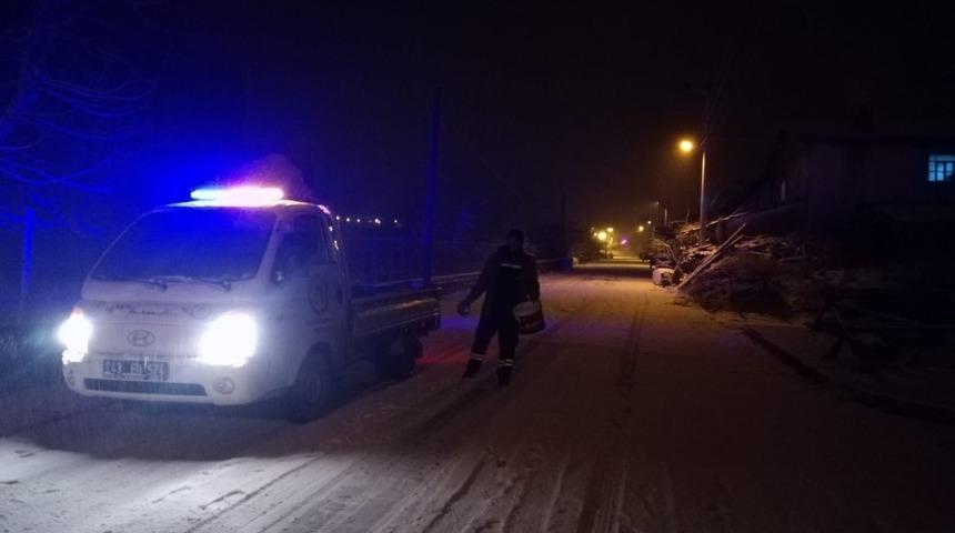 Buzlanmaya karşı cadde ve sokaklar tuzlanıyor