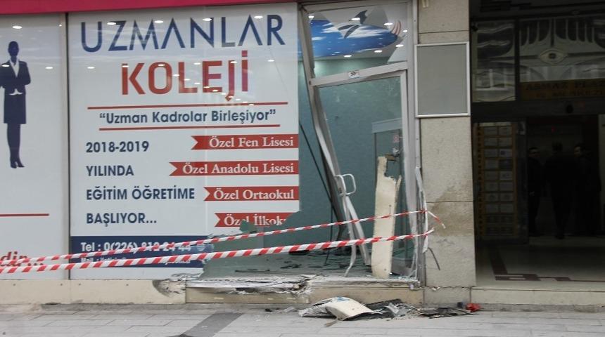 Kontrolden &ccedil;ıkan ara&ccedil; d&uuml;kkana girdi