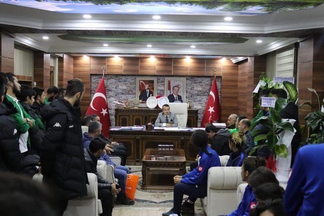 Futbolculardan Kaymakam Kendüzler’e ziyaret