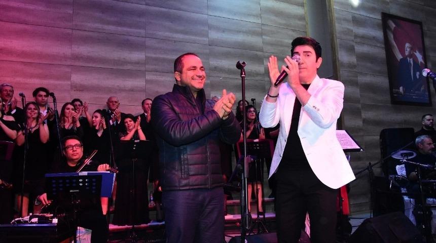 Başkan U&ccedil;ak sahnede şarkı s&ouml;yledi