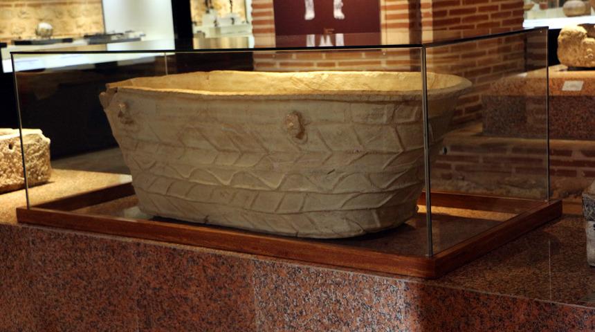 Roma d&ouml;nemine ait banyo k&uuml;veti cam fanusta sergileniyor&nbsp;