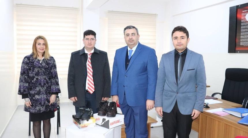 Kırkağa&ccedil;lı 236 ihtiya&ccedil; sahibi &ccedil;ocuğa ayakkabı yardımı yapıldı
