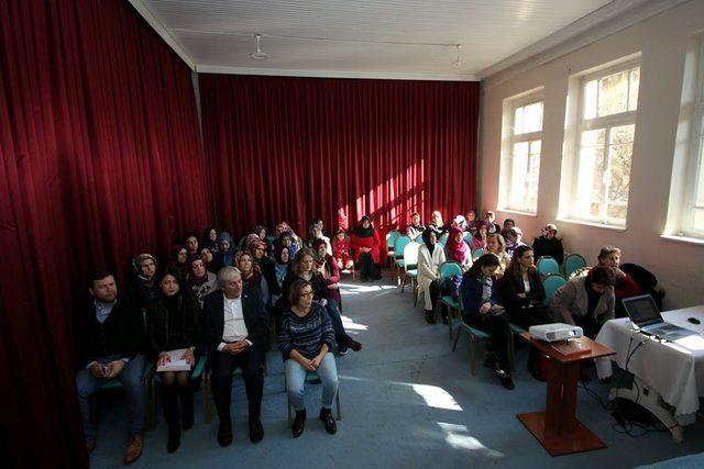 İstanbul Ticaret Üniversitesi hocalarına sertifikaları verildi