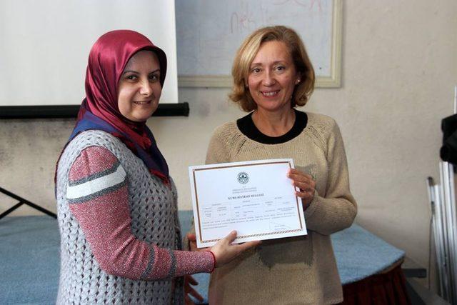 İstanbul Ticaret Üniversitesi hocalarına sertifikaları verildi